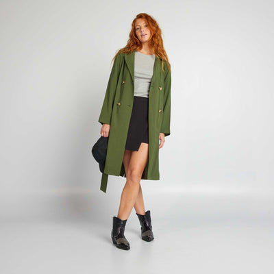 تنورة بأزرار باللون الأسود