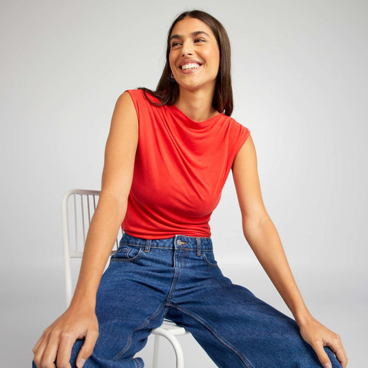 Sleeveless top with pleated shoulders red