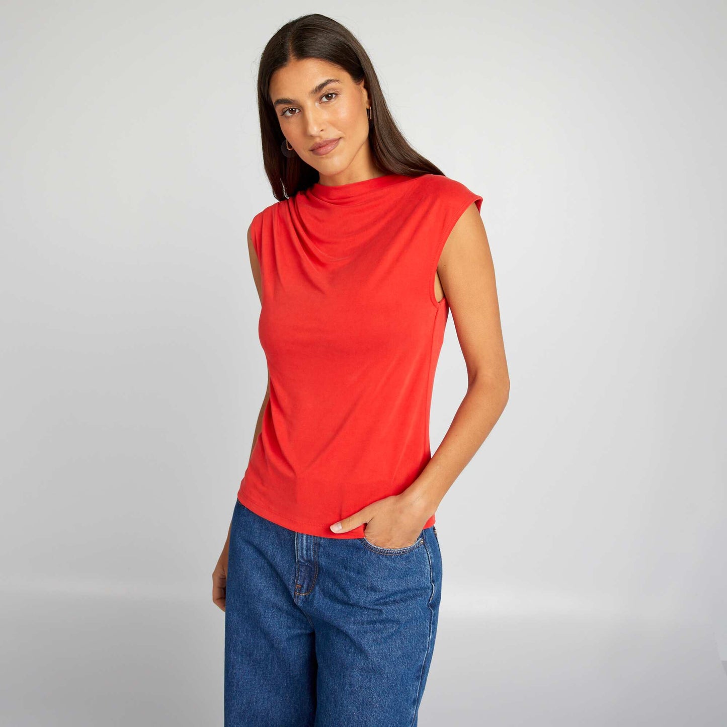 Sleeveless top with pleated shoulders red