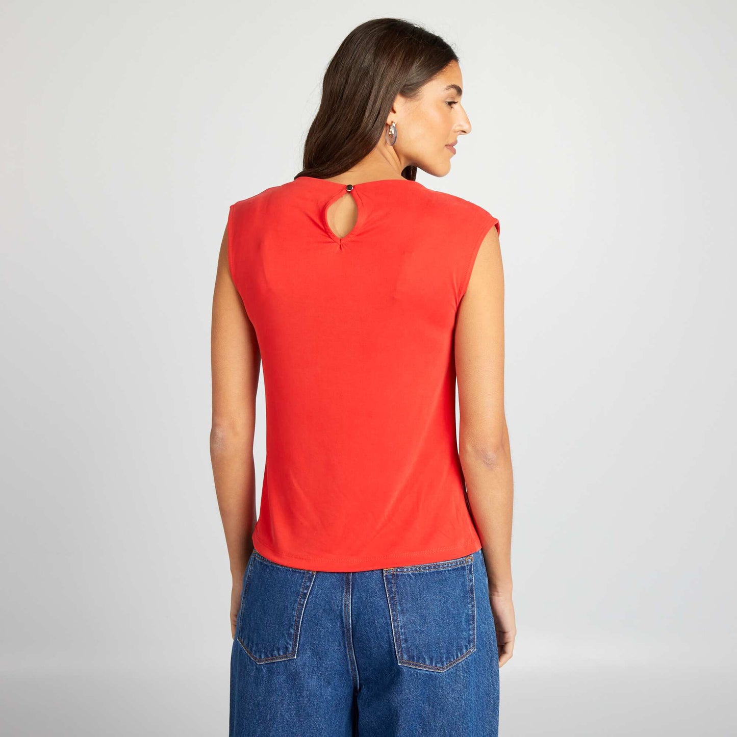 Sleeveless top with pleated shoulders red