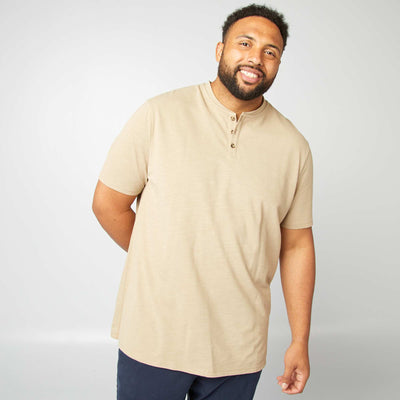 تي شيرت محبوك بياقة هنلي باللون البيج