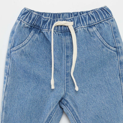 بنطال جينز ضيق باللون الأزرق