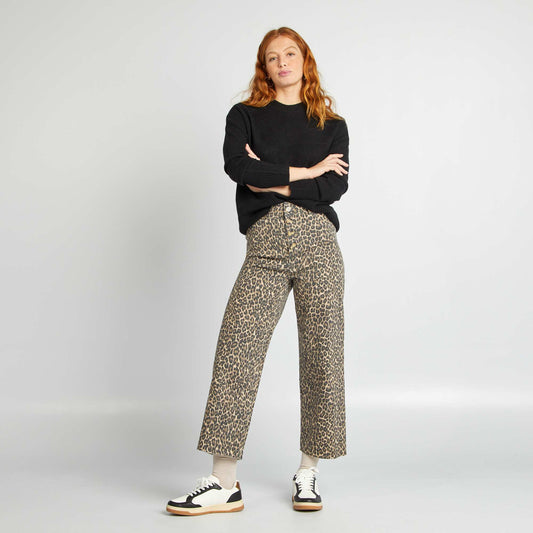 بنطال جينز واسع الساق مع أزرار أنيقة للإغلاق باللون البيج