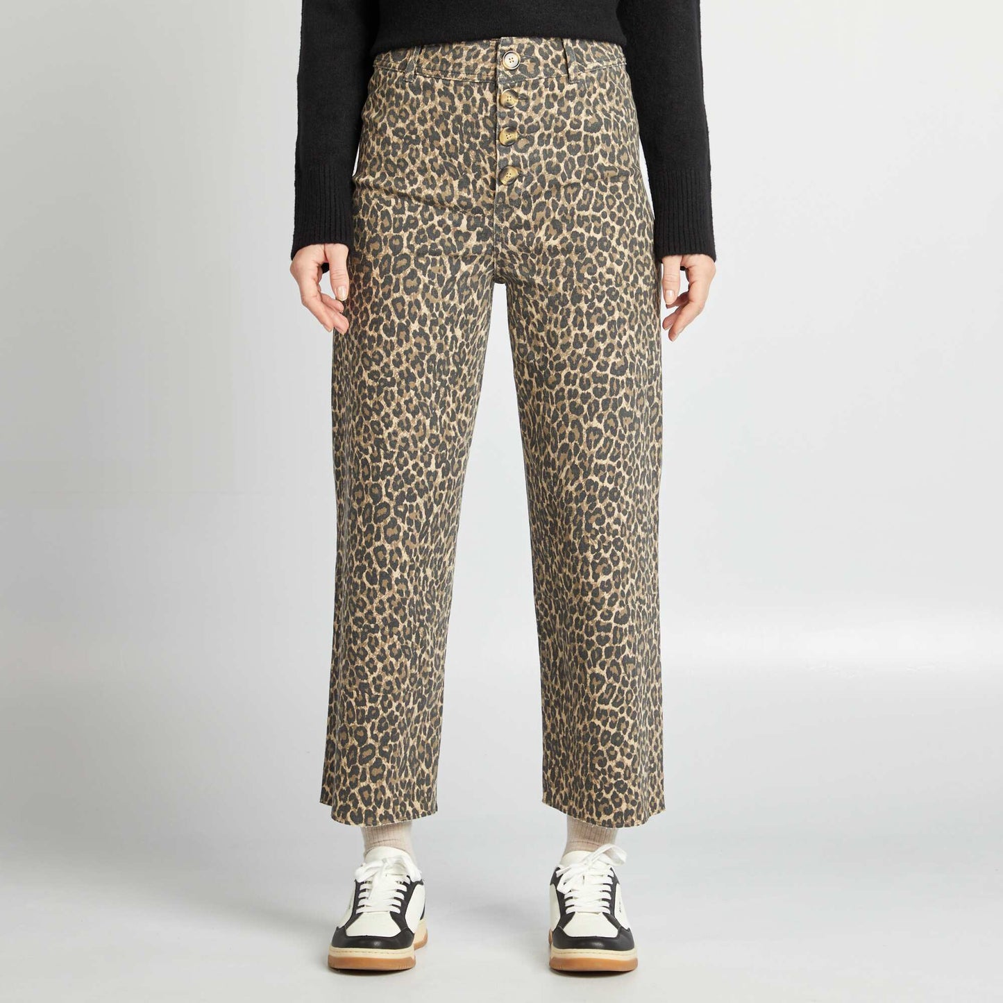 بنطال جينز واسع الساق مع أزرار أنيقة للإغلاق باللون البيج