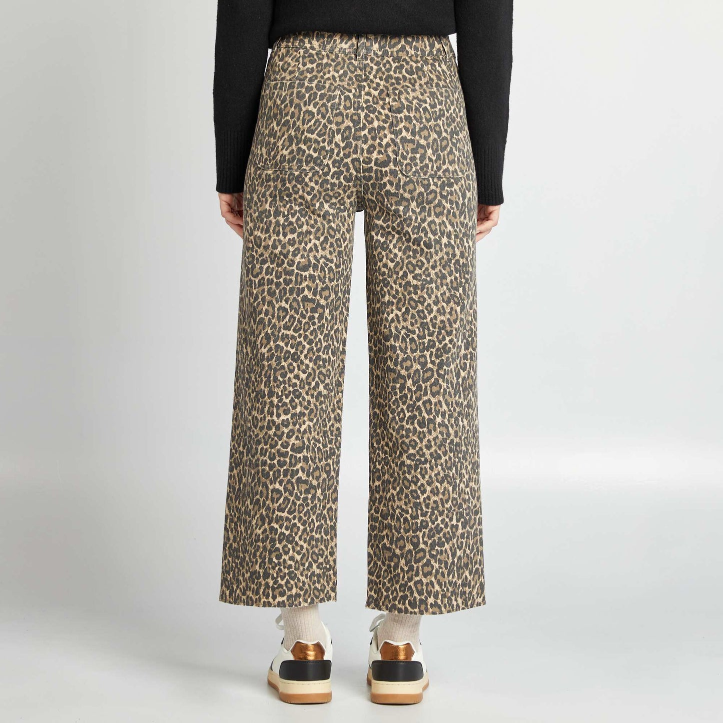 بنطال جينز واسع الساق مع أزرار أنيقة للإغلاق باللون البيج