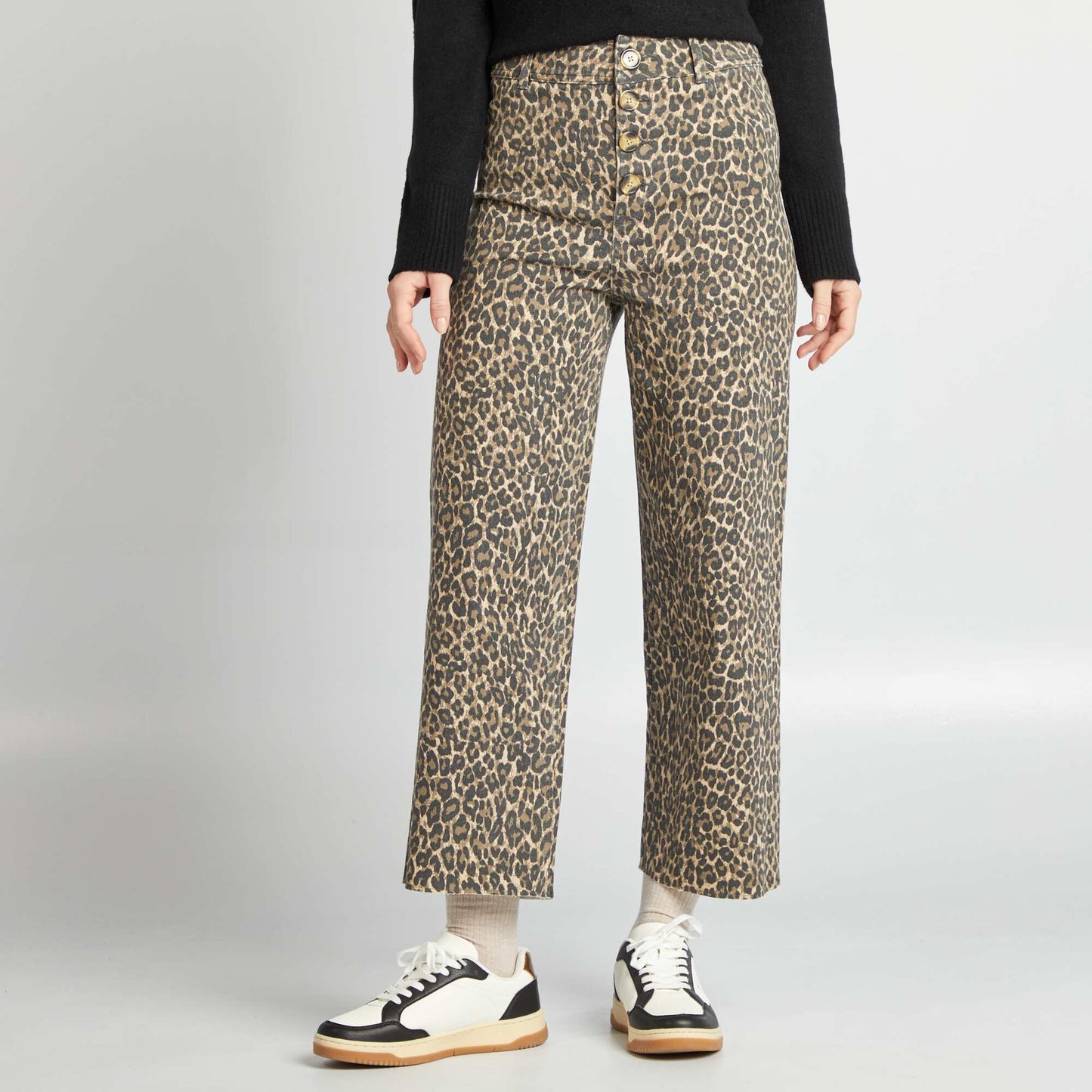 بنطال جينز واسع الساق مع أزرار أنيقة للإغلاق باللون البيج