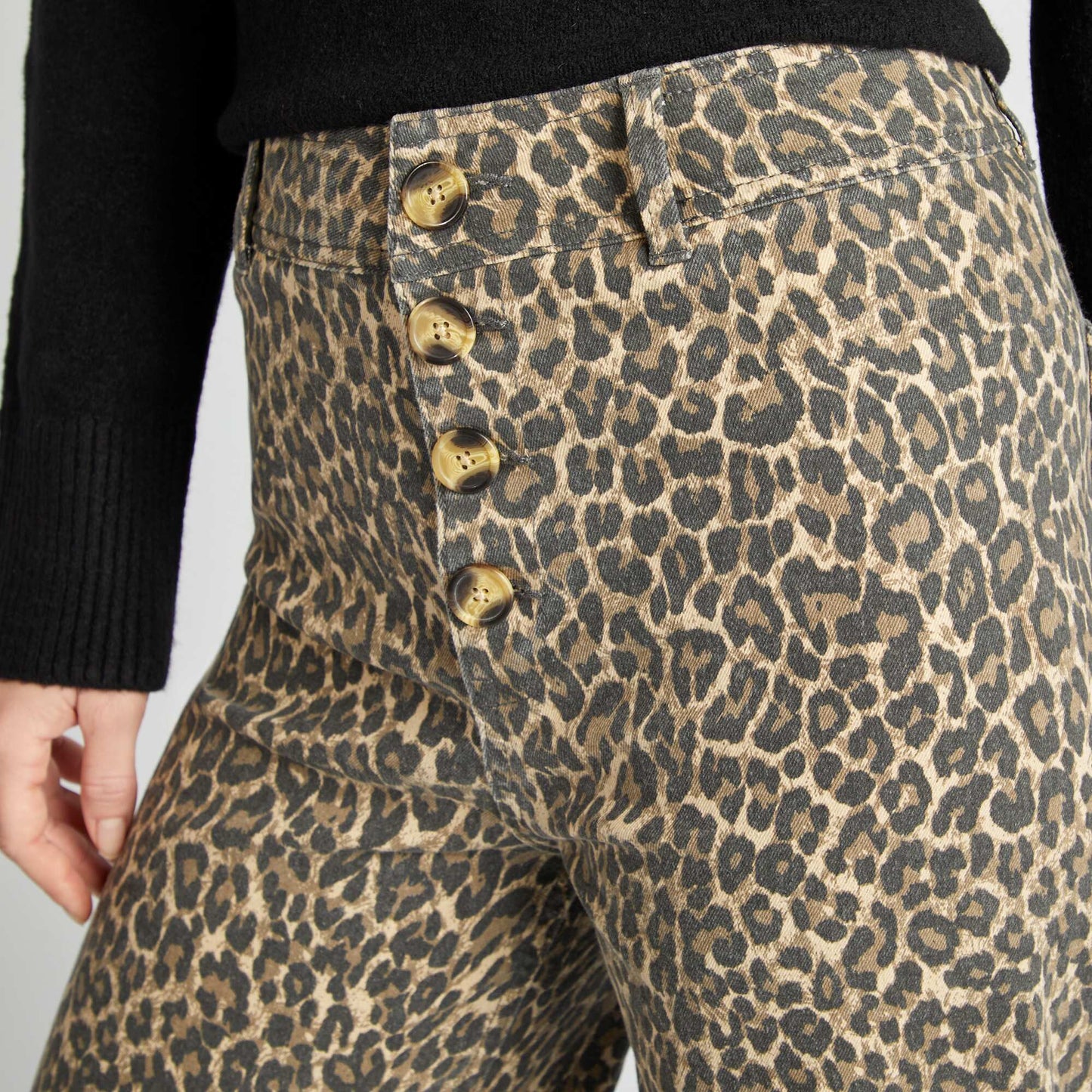 بنطال جينز واسع الساق مع أزرار أنيقة للإغلاق باللون البيج