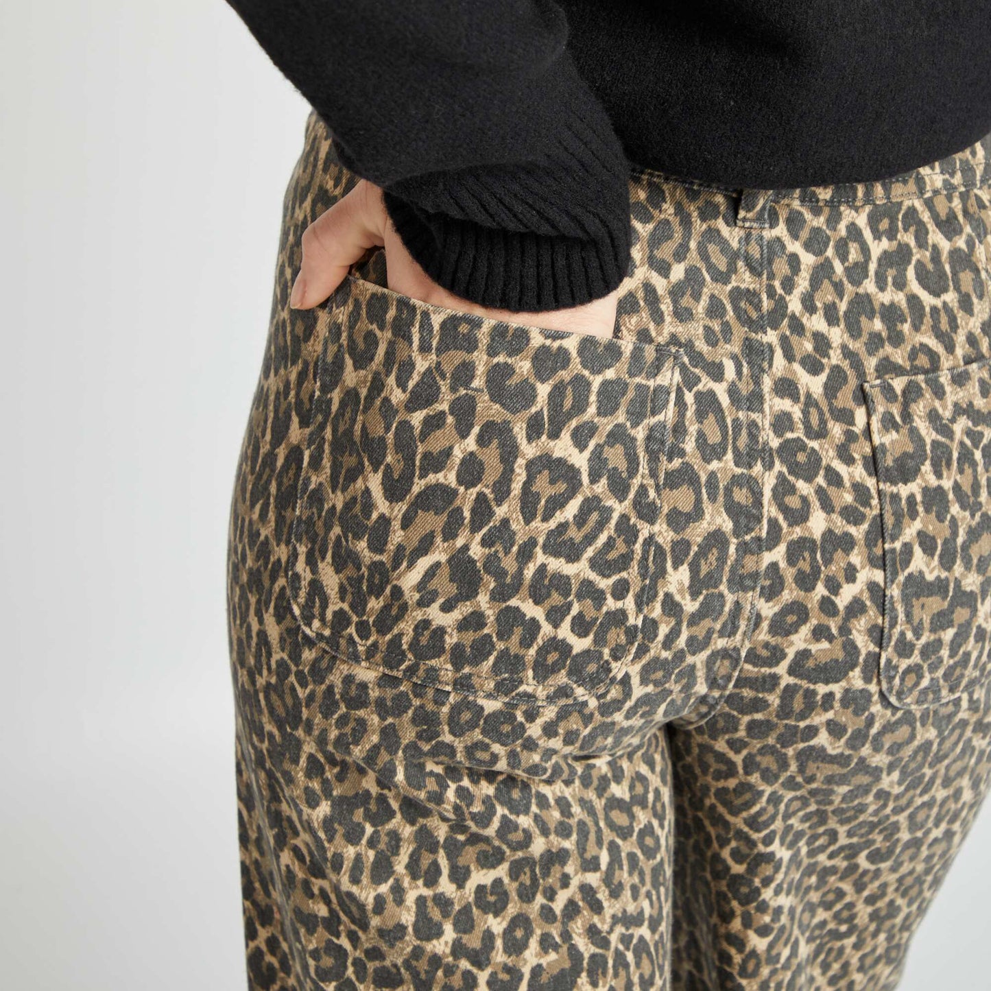 بنطال جينز واسع الساق مع أزرار أنيقة للإغلاق باللون البيج