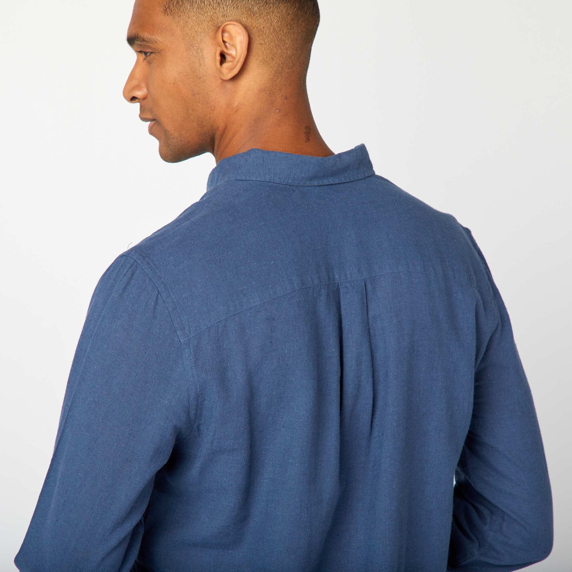 قميص من مزيج الكتان باللون الأزرق