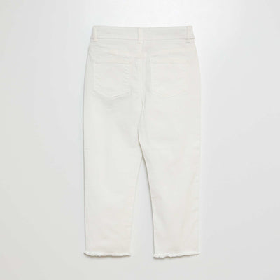 بنطلون قصير ضيق باللون الأبيض