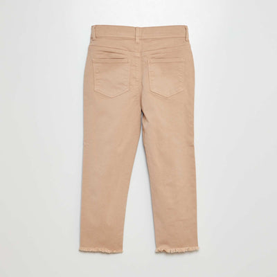 بنطلون ضيق قصير باللون البيج