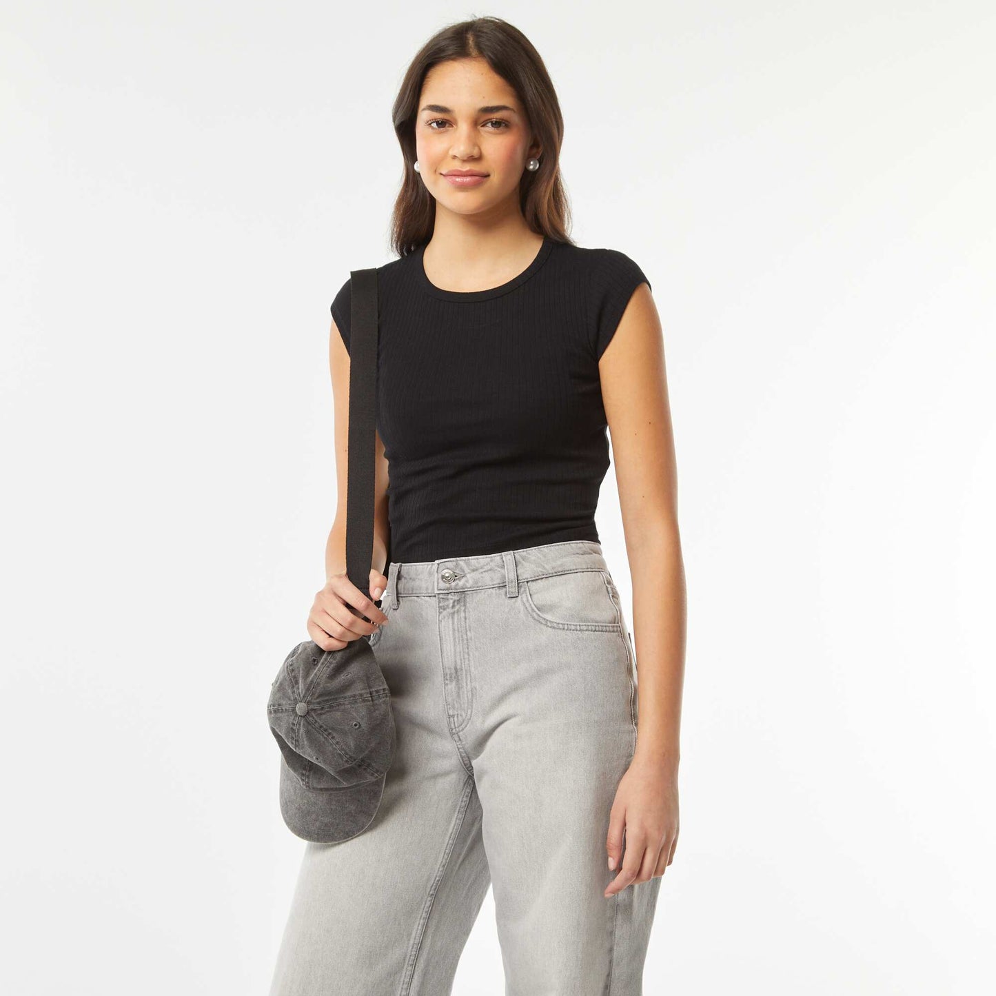 Sleeveless T-shirt with opening at the lower back BLACK