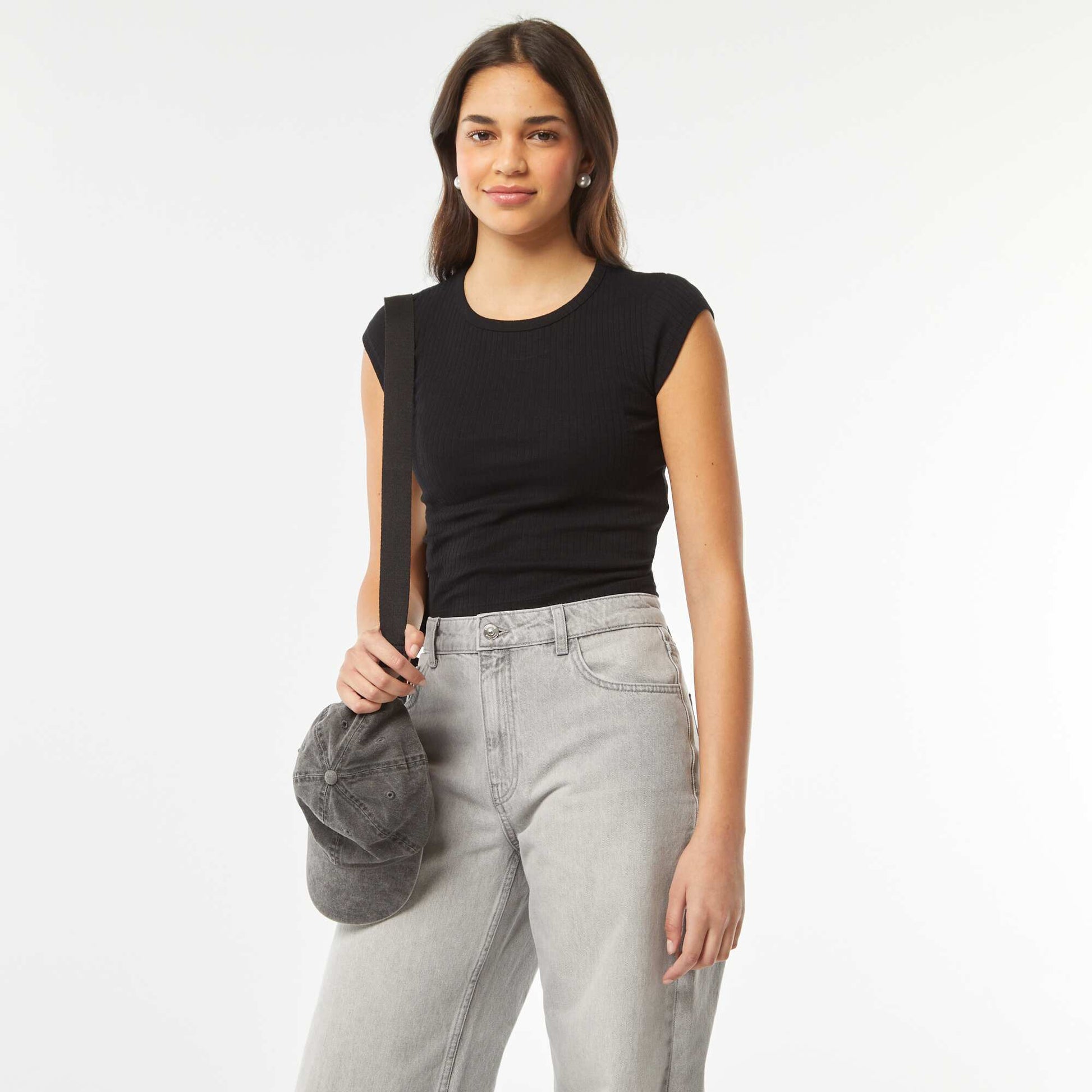 Sleeveless T-shirt with opening at the lower back BLACK