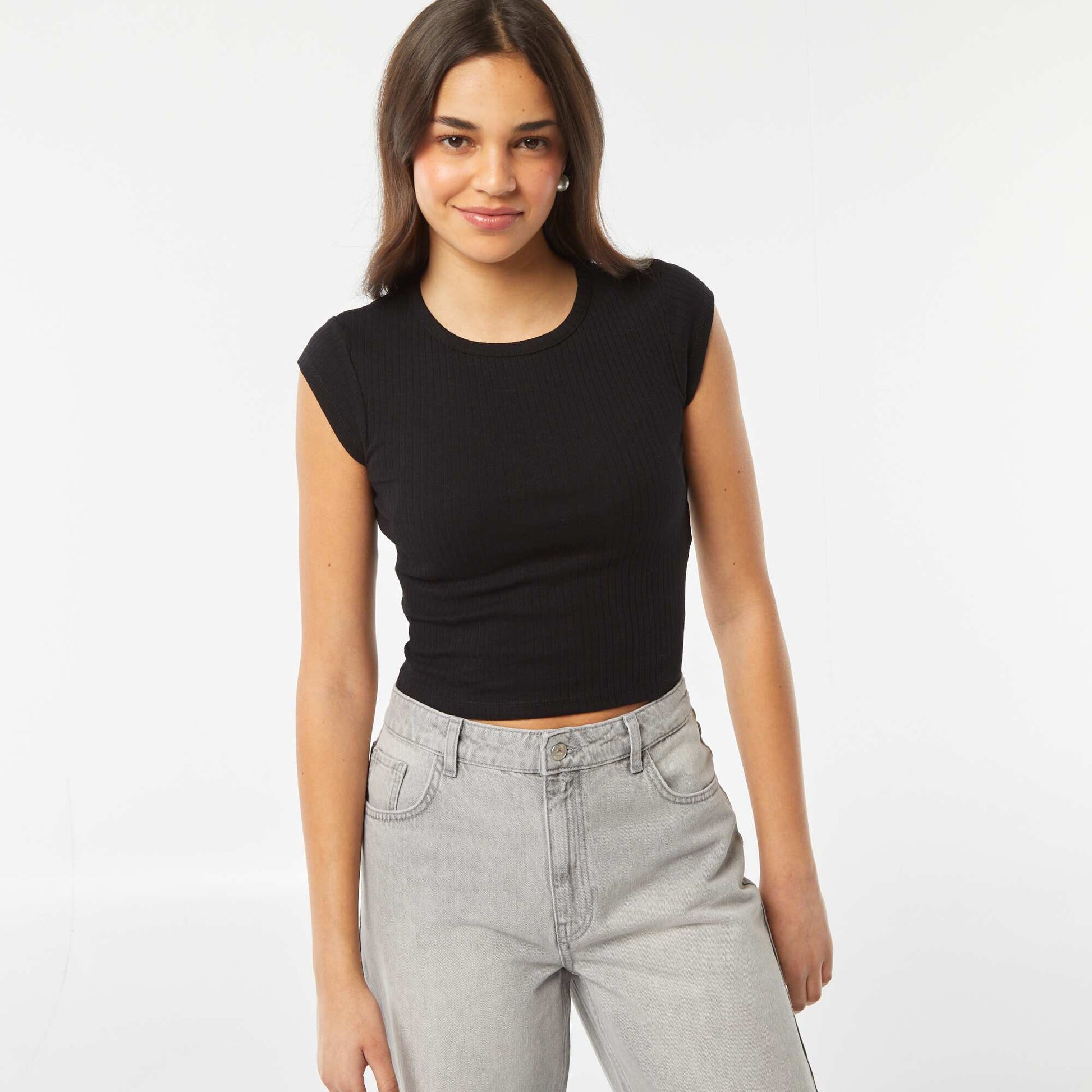 Sleeveless T-shirt with opening at the lower back BLACK