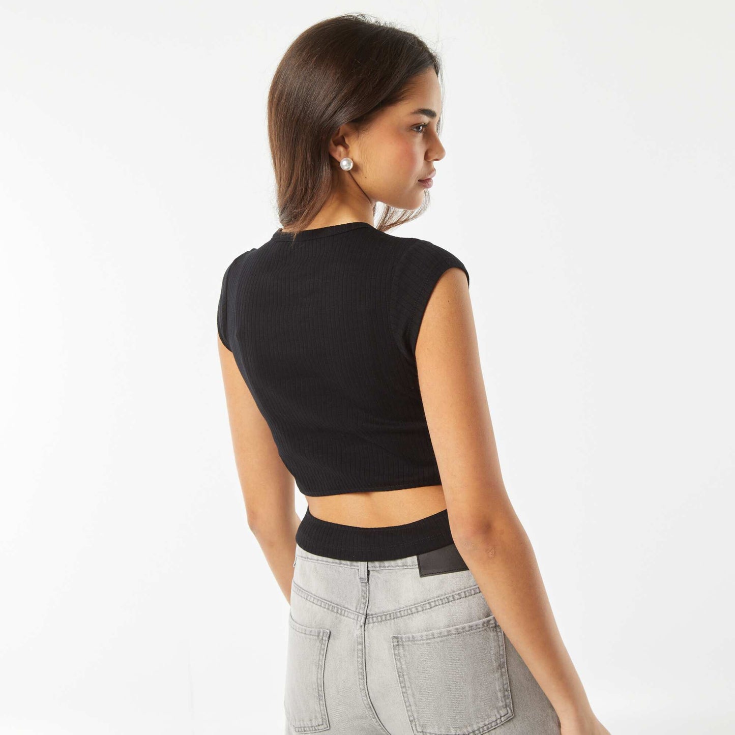 Sleeveless T-shirt with opening at the lower back BLACK