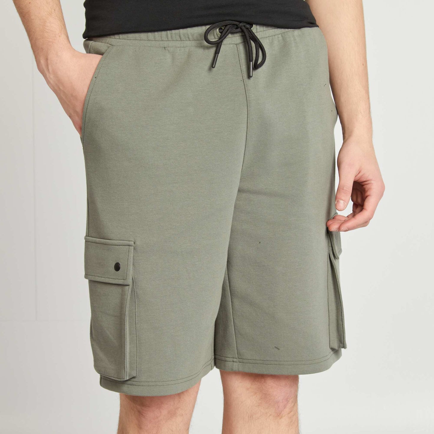 Lightweight sweatshirt fabric shorts with flap pockets GREEN