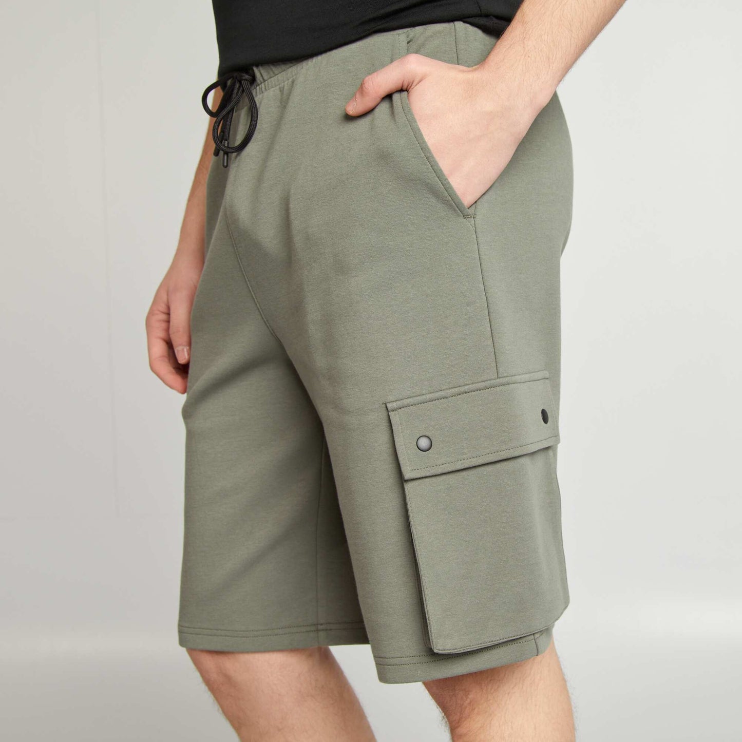 Lightweight sweatshirt fabric shorts with flap pockets GREEN