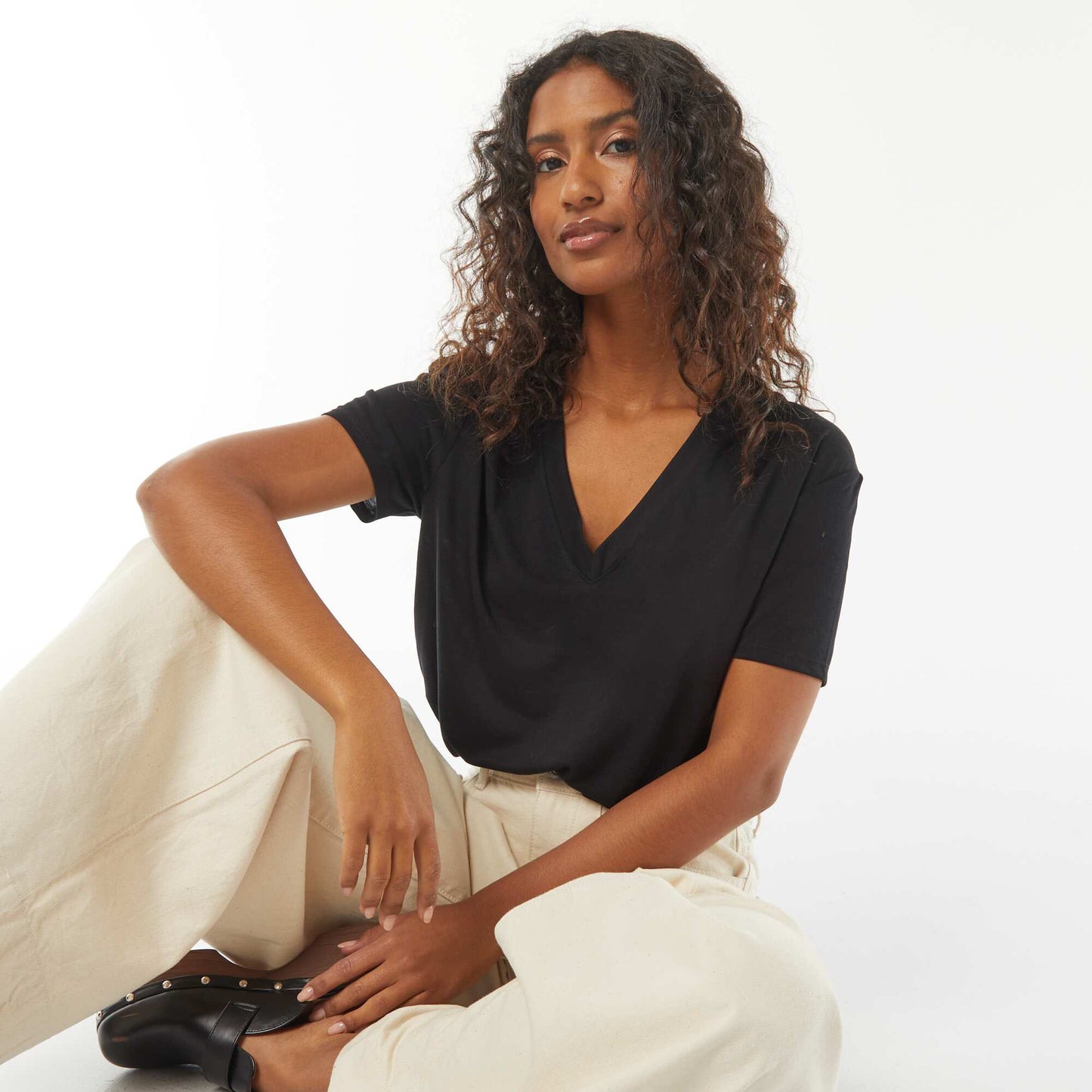 T-shirt with short sleeves and V-neckline BLACK