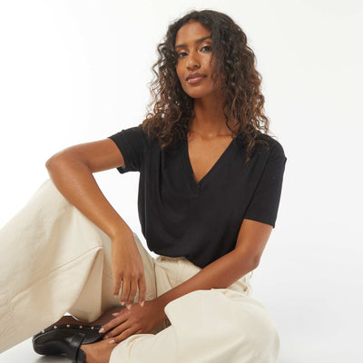 T-shirt with short sleeves and V-neckline BLACK