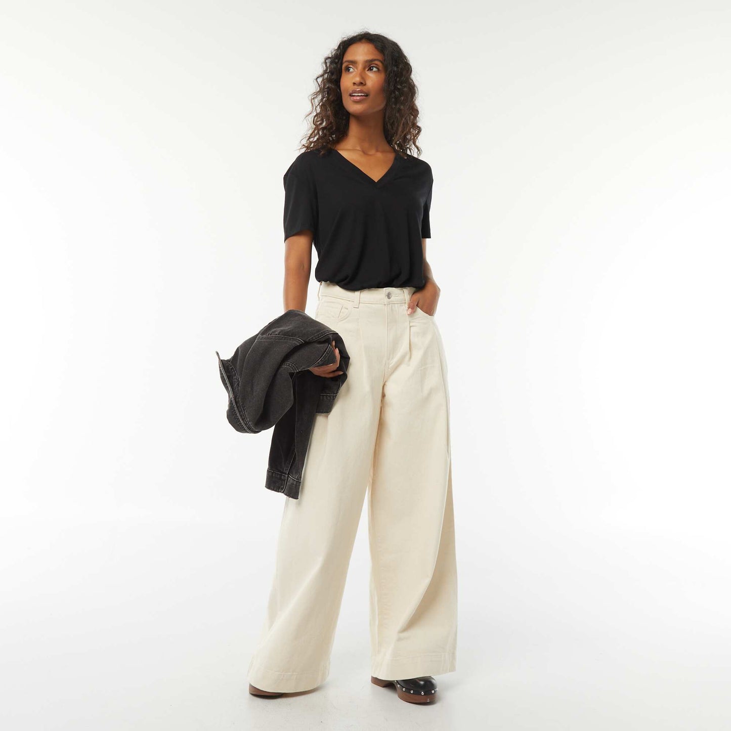 T-shirt with short sleeves and V-neckline BLACK