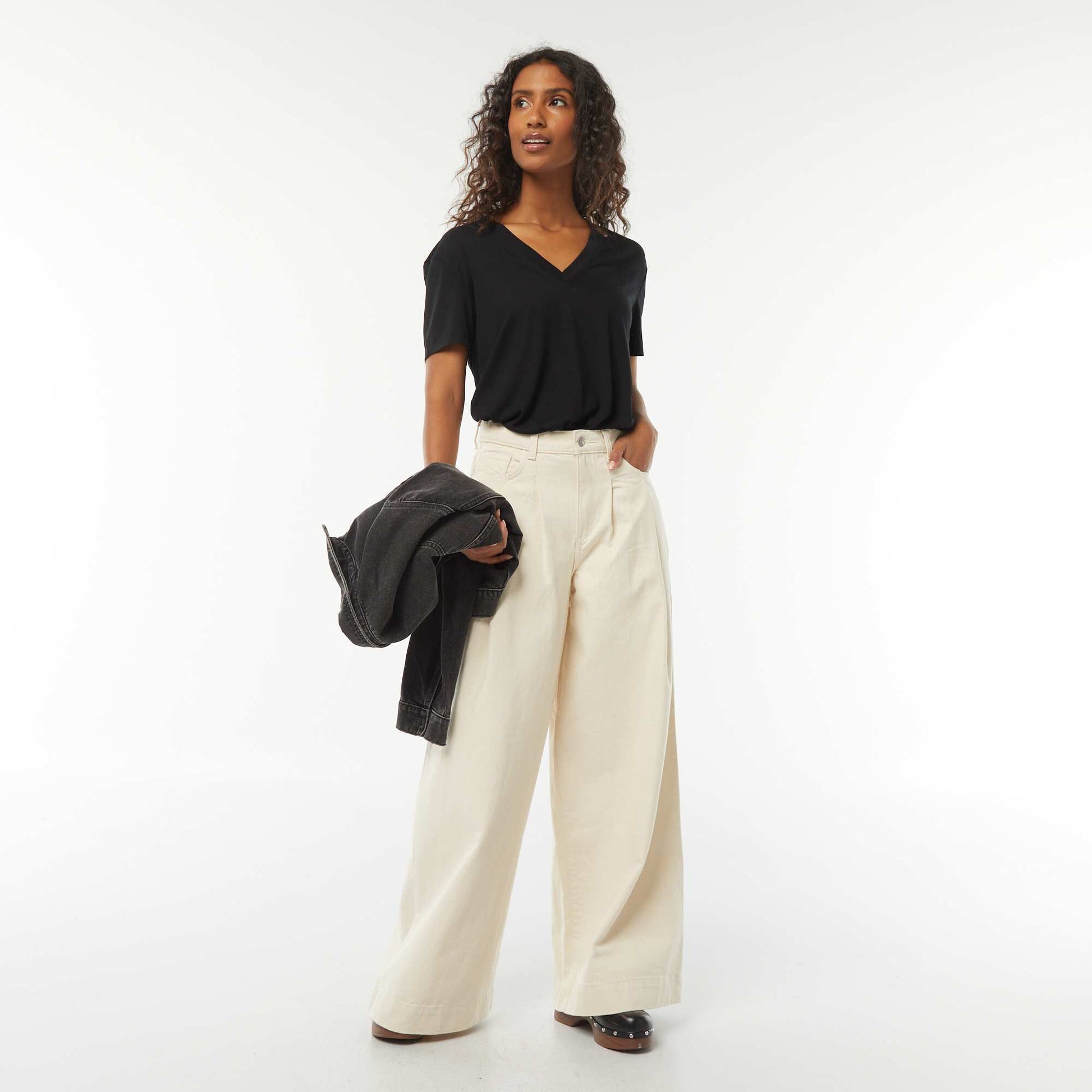 T-shirt with short sleeves and V-neckline BLACK