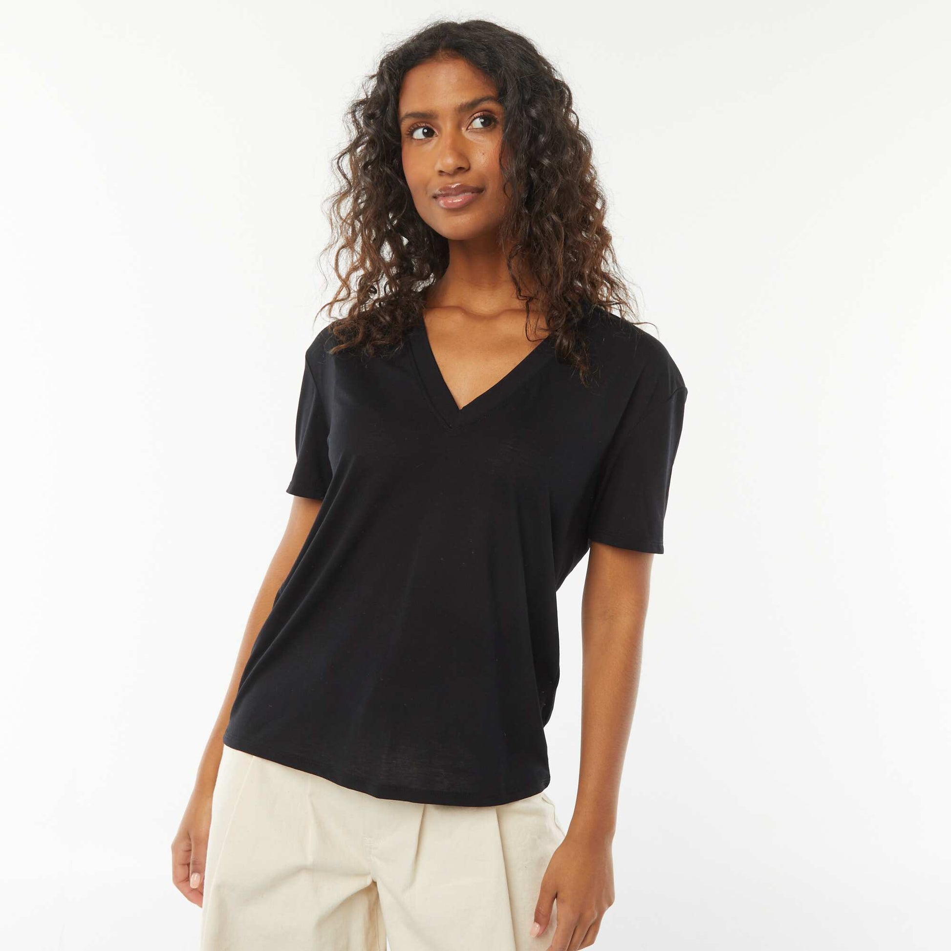 T-shirt with short sleeves and V-neckline BLACK
