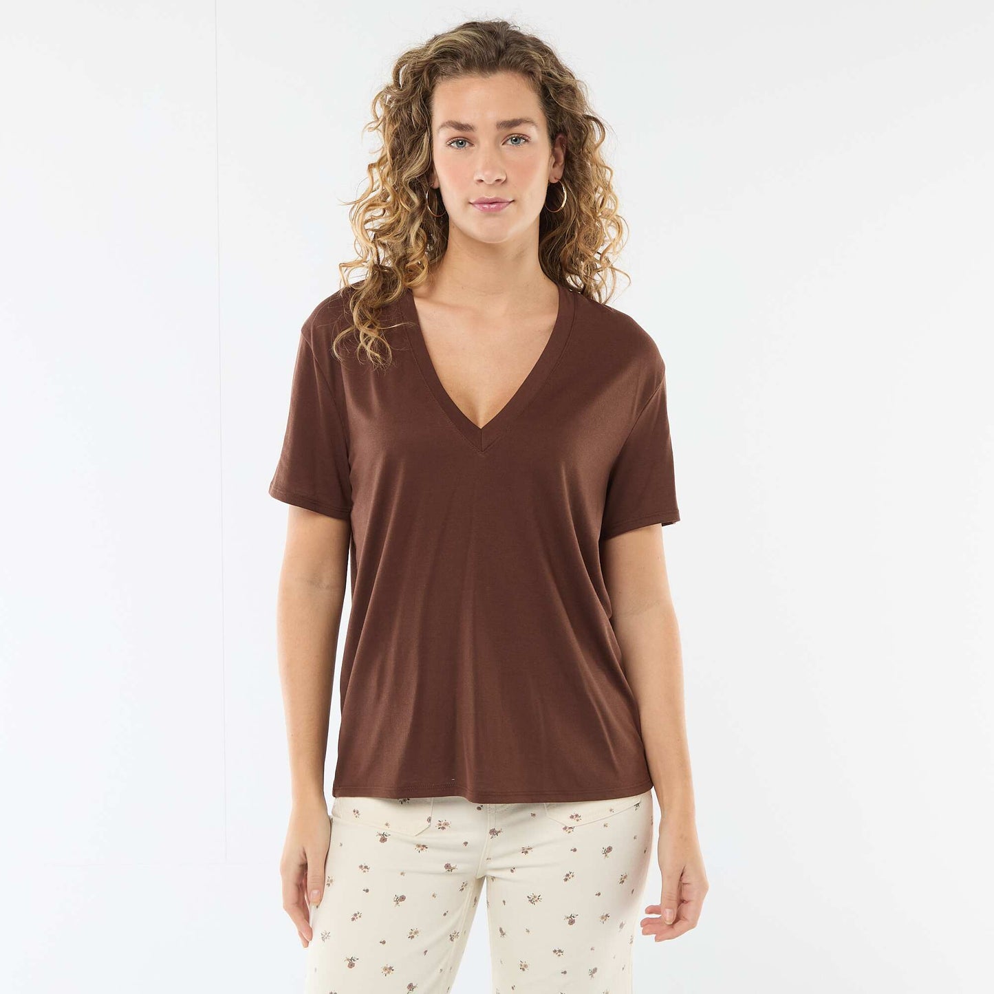 T-shirt with short sleeves and V-neckline BROWN