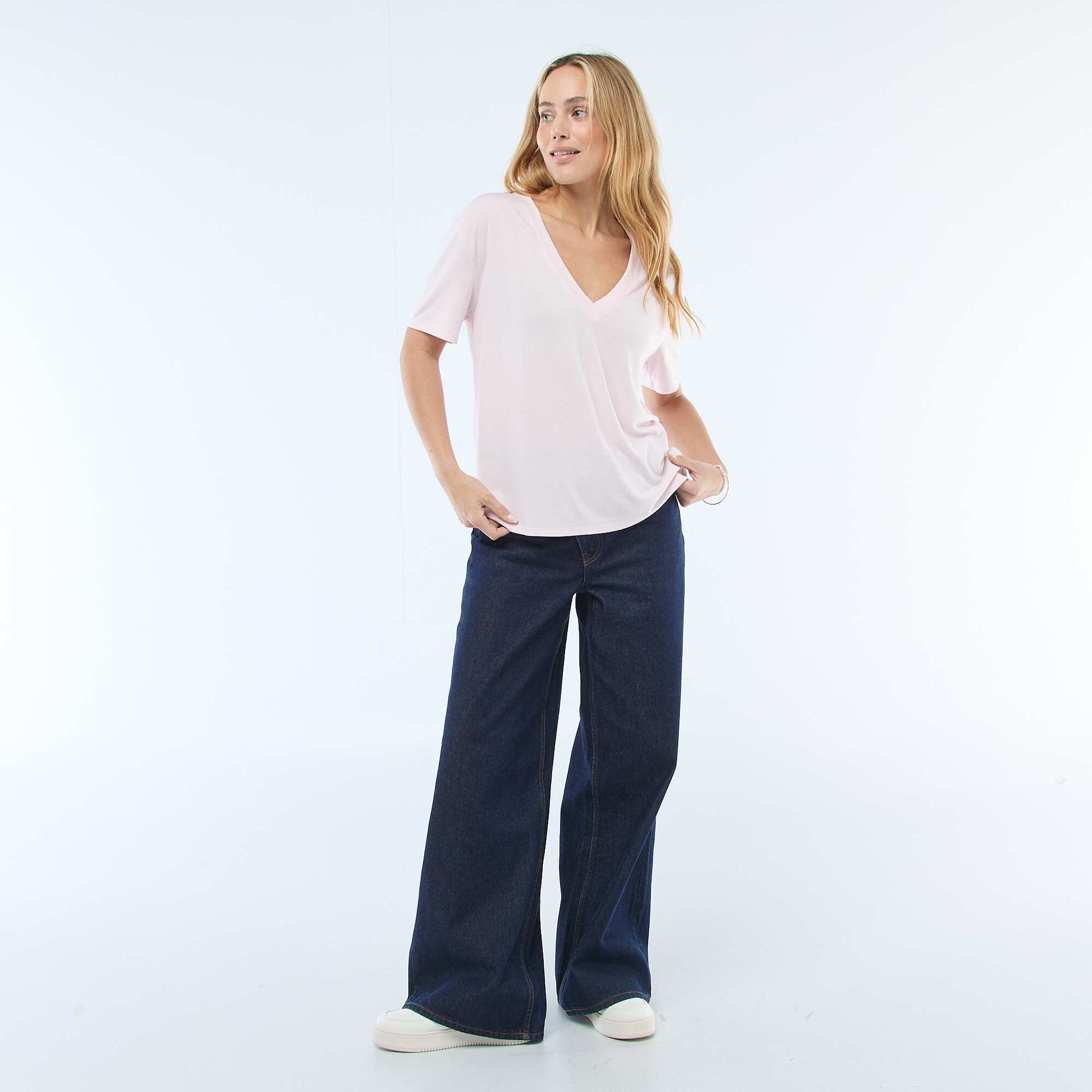 T-shirt with short sleeves and V-neckline PINK