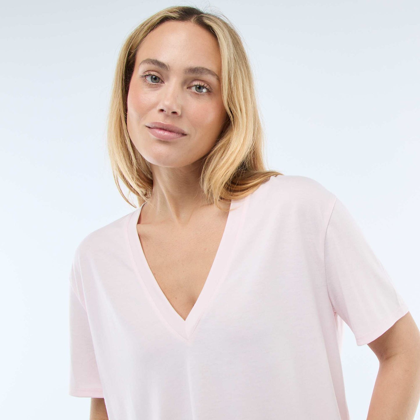 T-shirt with short sleeves and V-neckline PINK
