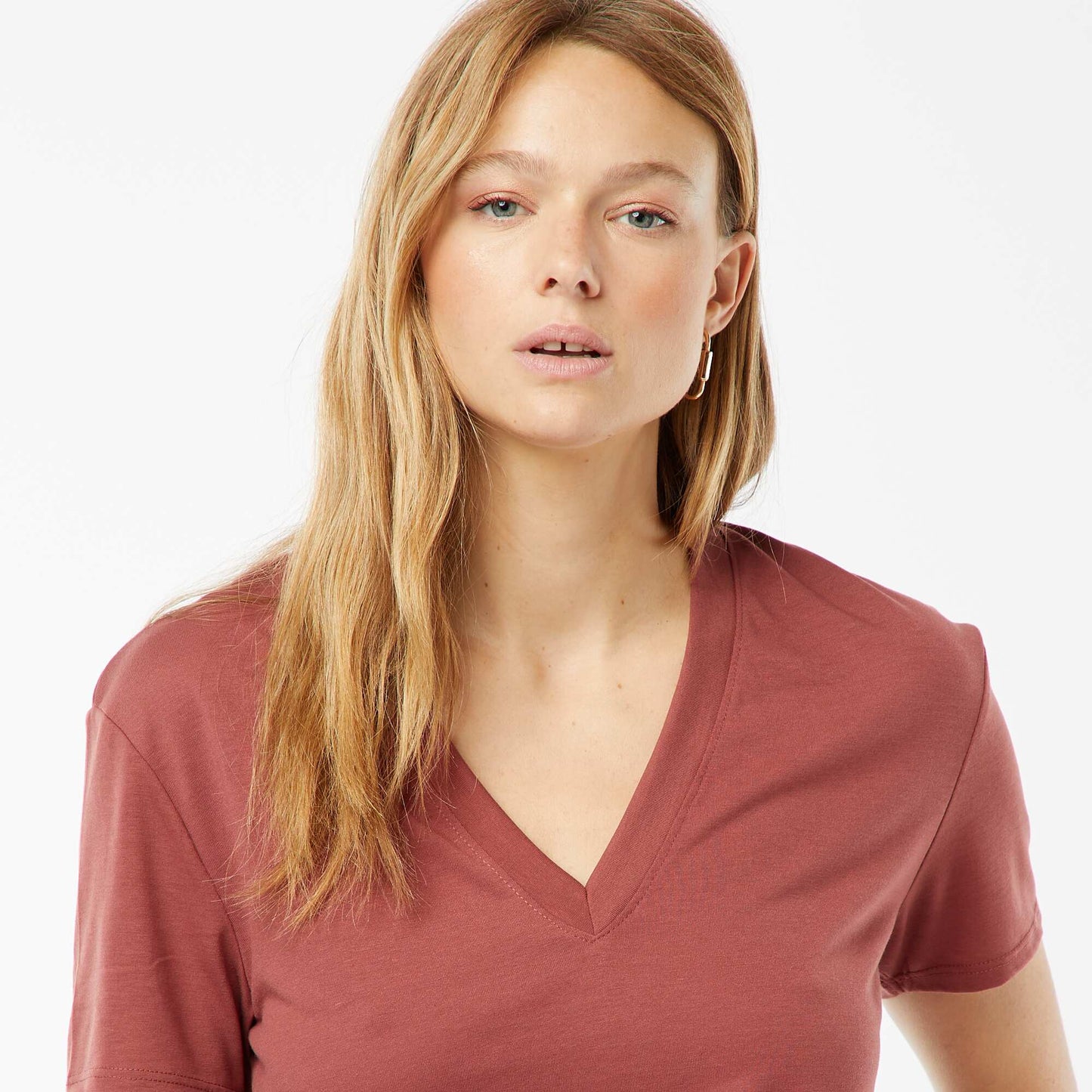 T-shirt with short sleeves and V-neckline RED