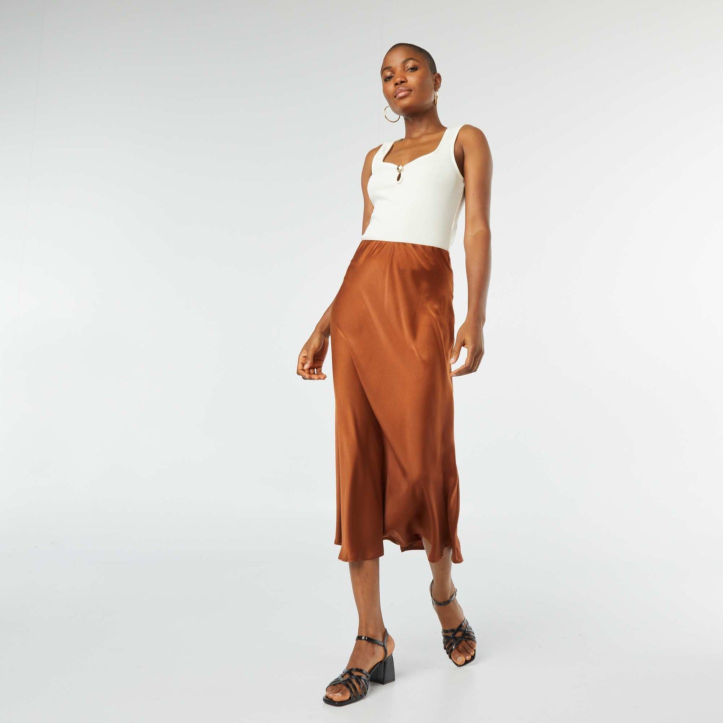 Sleeveless vest top with scoop neckline and fancy gold-coloured button WHITE