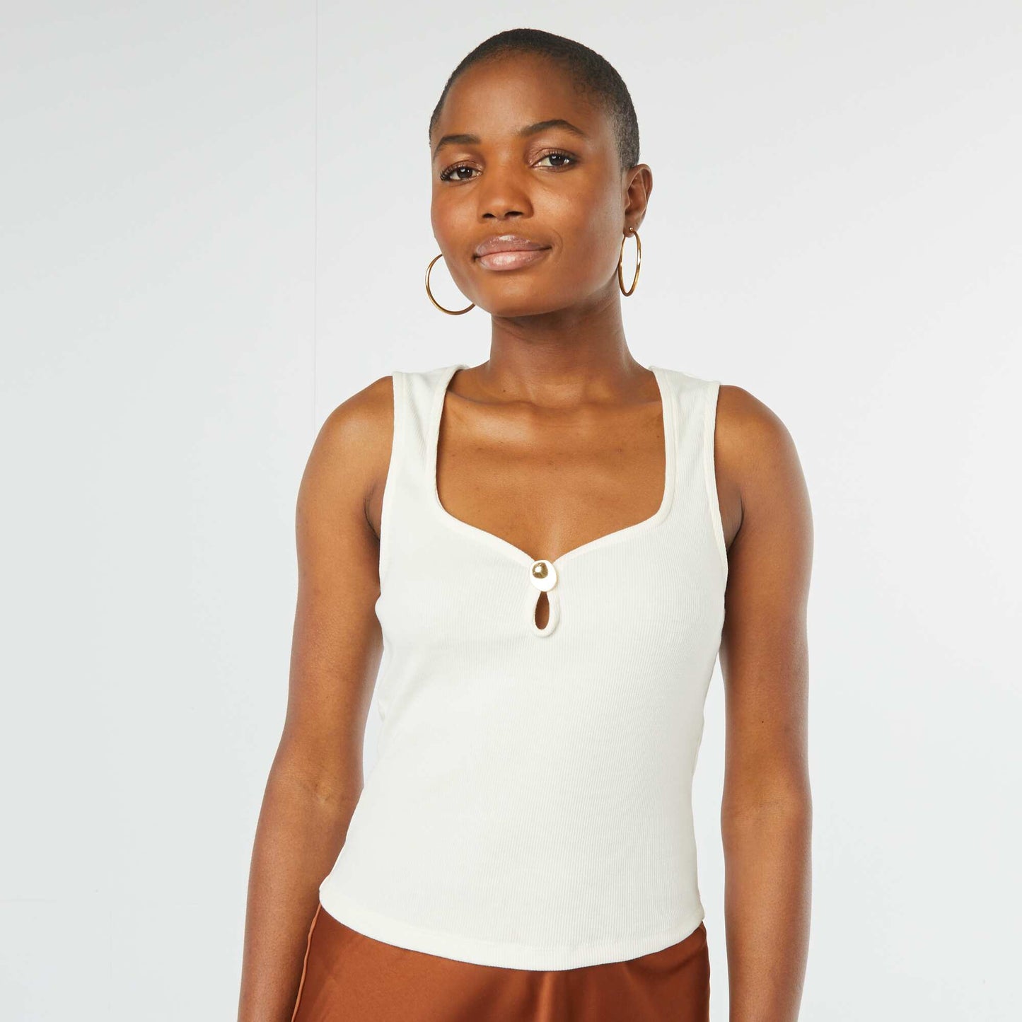 Sleeveless vest top with scoop neckline and fancy gold-coloured button WHITE