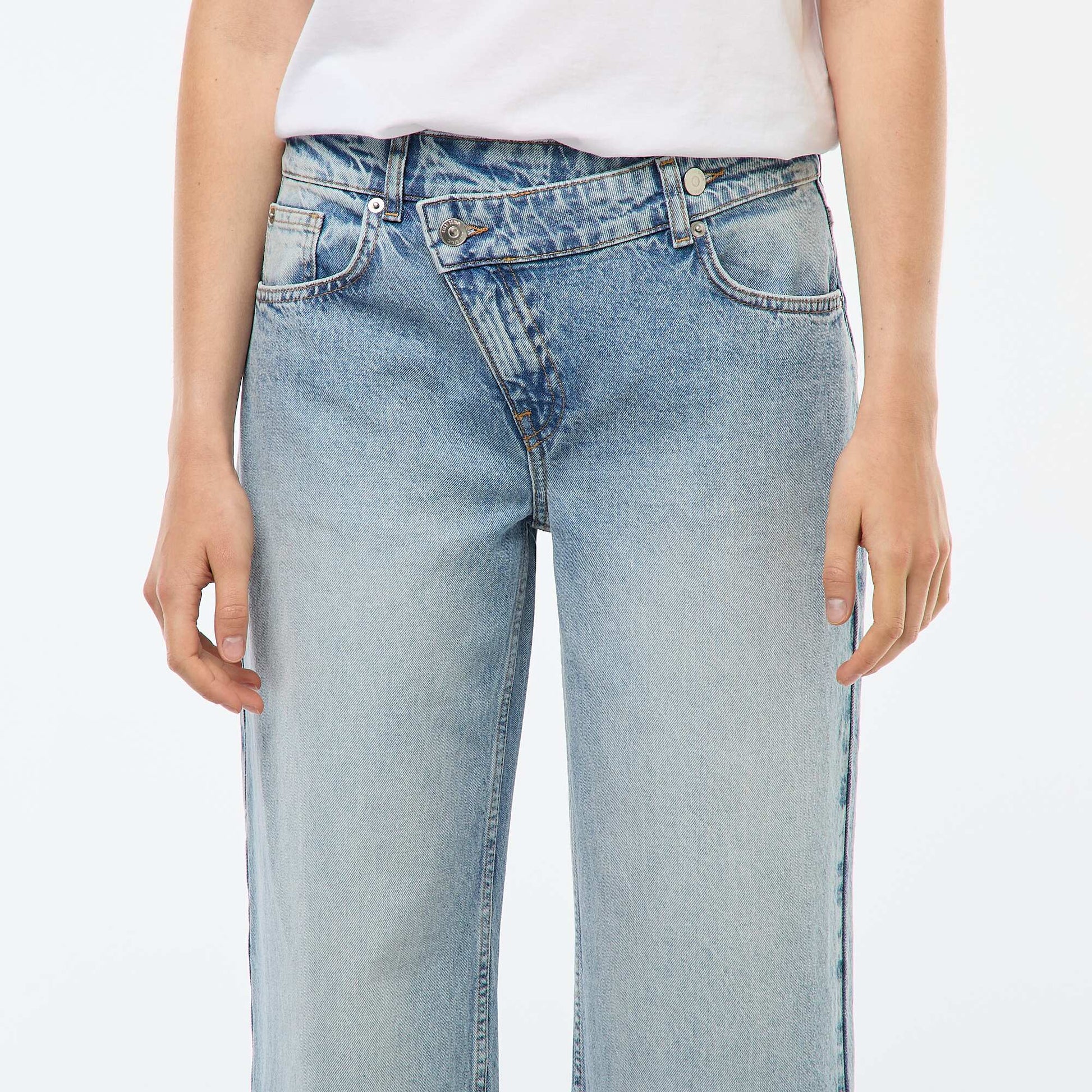 Wide-Leg High-Waisted Jeans with Asymmetric Belt BLUE