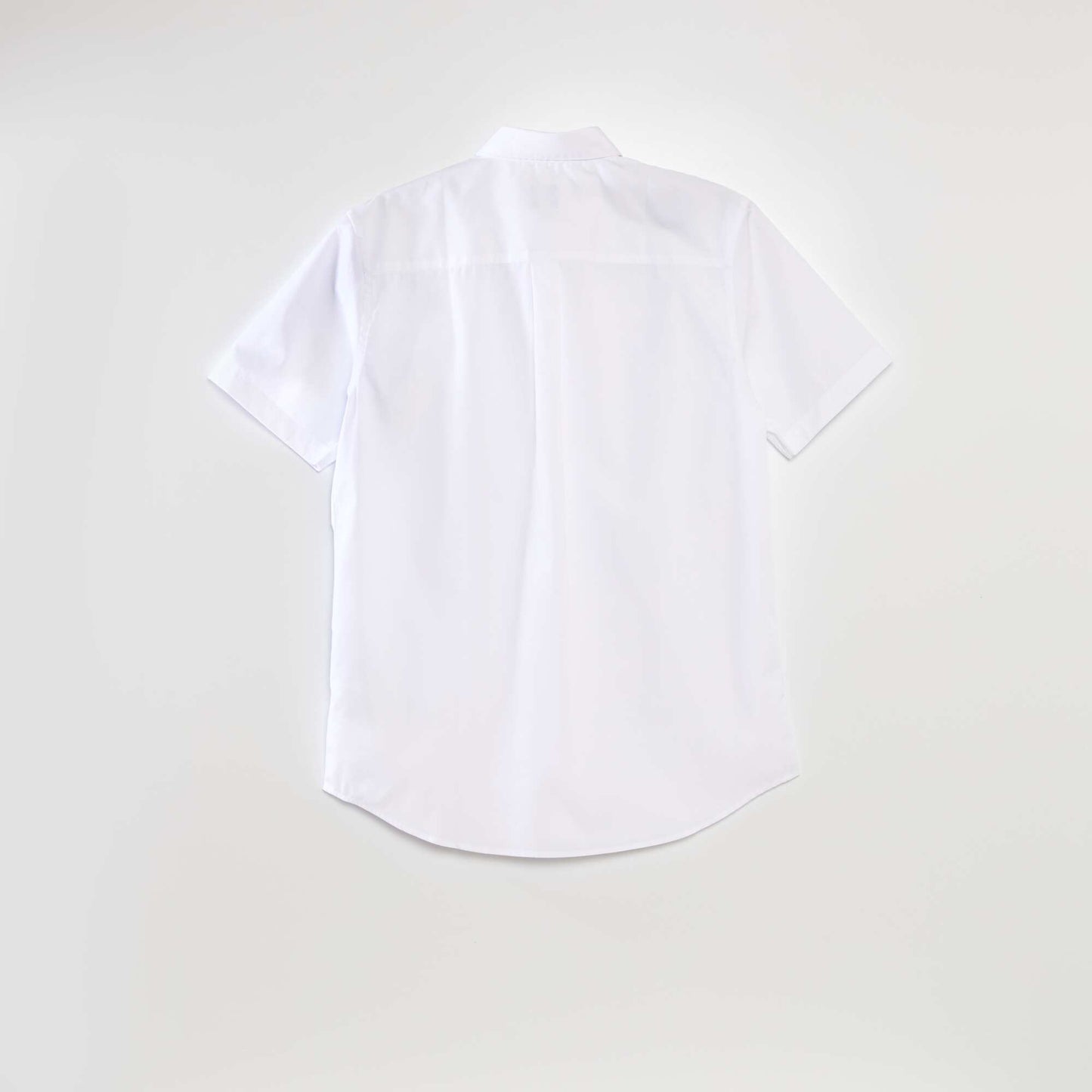 White short-sleeved shirt white