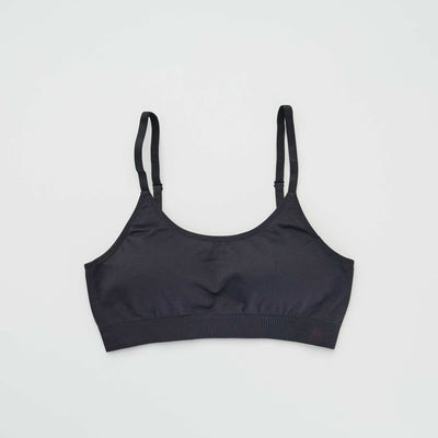 مجموعة من حمالات الصدر الرياضية باللون الأسود